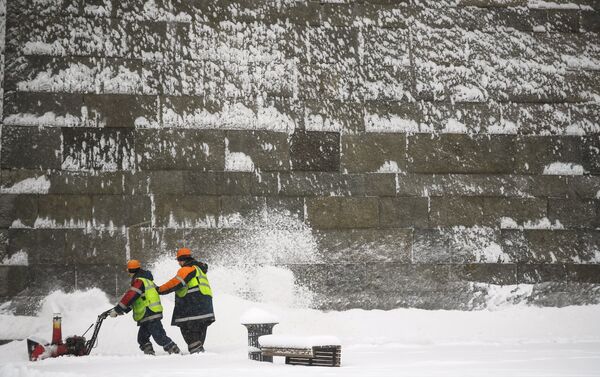 Сотрудники коммунальных служб во время уборки снега в Москве. - Sputnik Армения