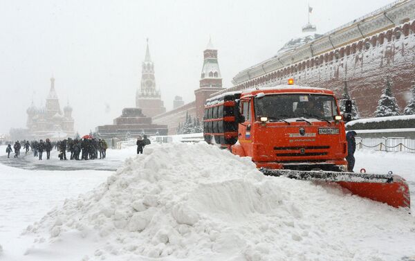 Снегоуборочная техника коммунальных служб во время уборки последствий снегопада на Красной площади в Москве. - Sputnik Армения