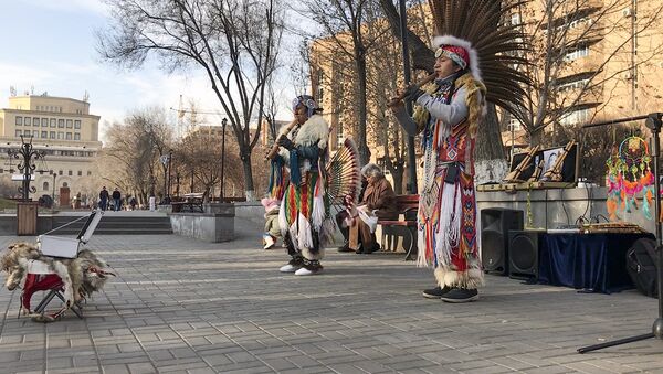 Эквадорцы представляют древнюю культуру и музыку инков на улицах центре Еревана - Sputnik Армения