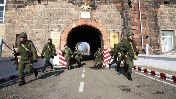 В Армении военнослужащие отразили атаку на штаб военной базы ЮВО условной диверсионной группы. - Sputnik Արմենիա