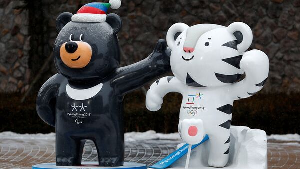 Талисманы зимних Олимпийских и Паралимпийских игр в Пхенчхане: белый тигр Сухоран и гималайский медведь Бандаби (22 января 2018). Пхенчхан, Южная Корея - Sputnik Армения