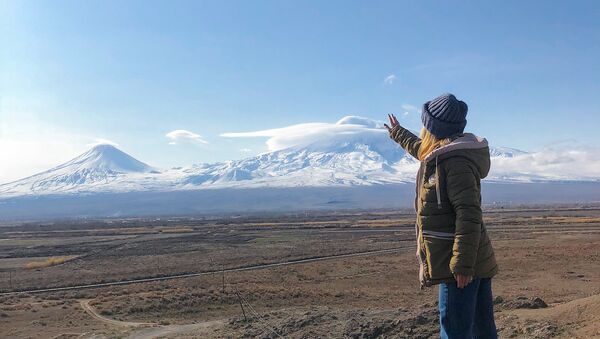 Российская туристка Елизавета Бондаренко на фоне горы Арарат - Sputnik Արմենիա