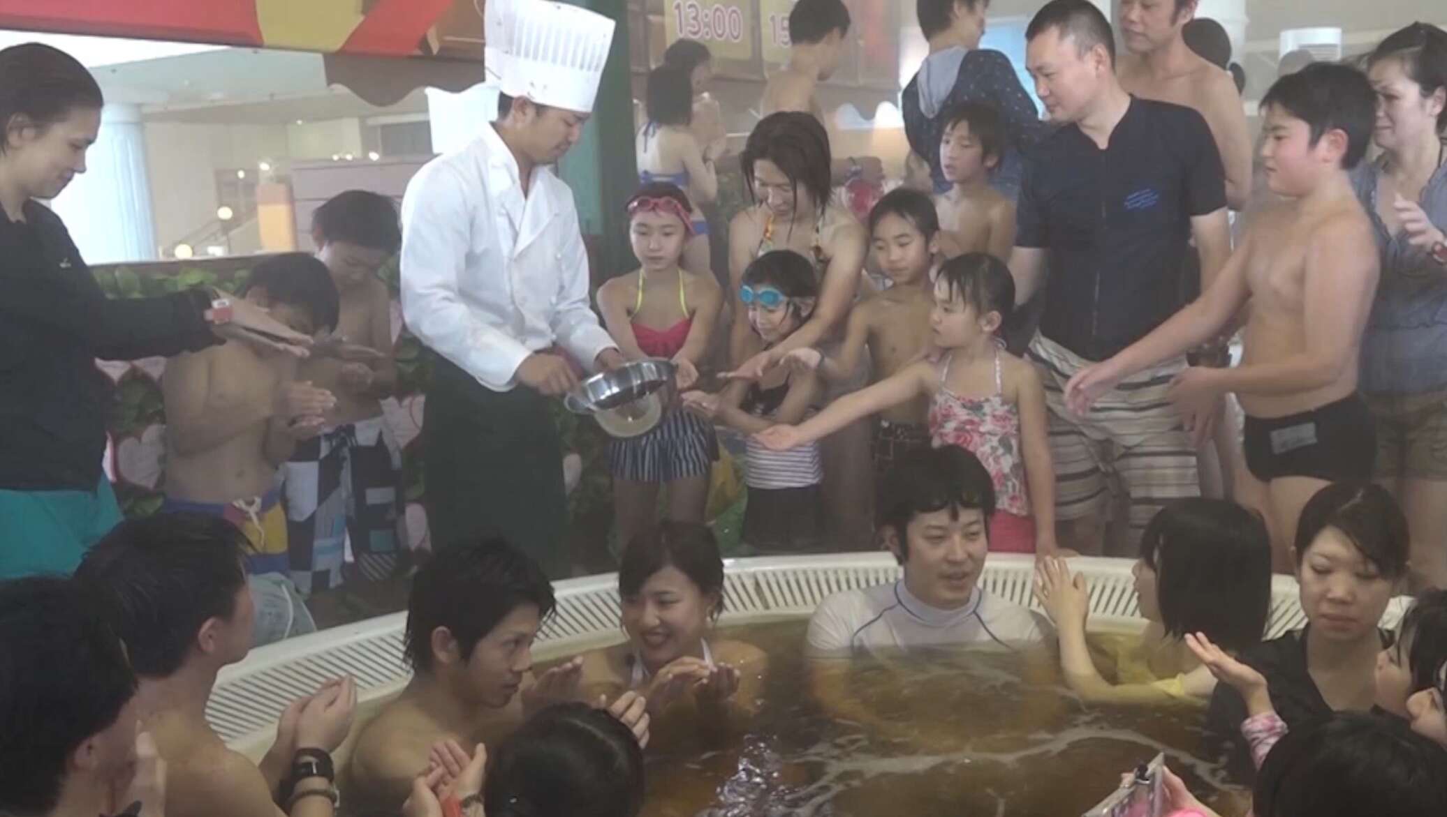 Япония купаться. Японцы моются вместе. Семейные купания Япония. Купание в Японии. Японская семья моется.