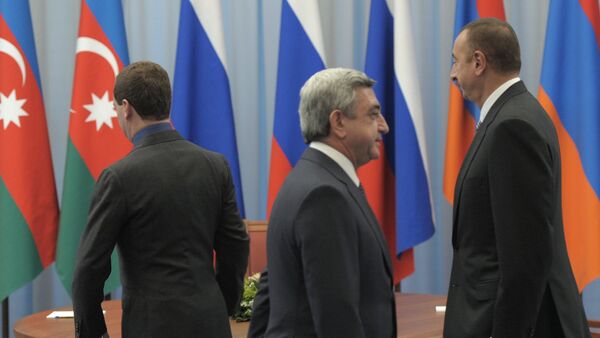 Президент Азербайджанской Республики Ильхам Алиев (справа) и президент Республики Армения Серж Саргсян (в центре) - Sputnik Армения