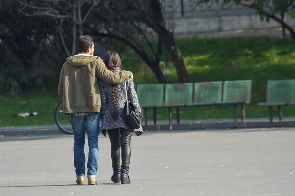 Молодая пара гуляет по городу - Sputnik Армения