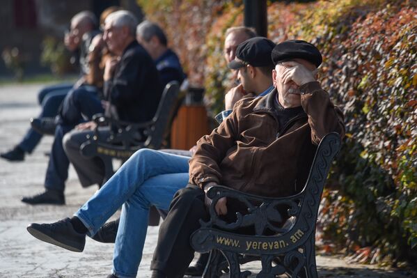 Пожилые люди тоже наслаждаются выходными, греются под ярким осенним солнцем - Sputnik Армения