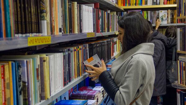 Посетитель книжного магазина Букинист - Sputnik Армения