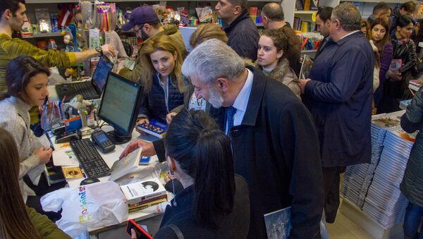 Посетители книжного магазина Букинист - Sputnik Армения