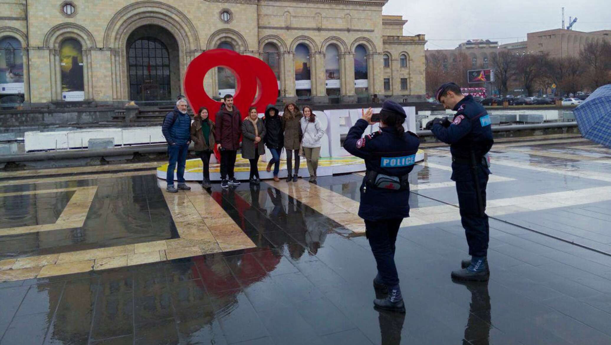 Приехал в ереван. Ереван туристы. Русские туристы в Ереване. Армения сейчас. Армянская полиция и туристы.