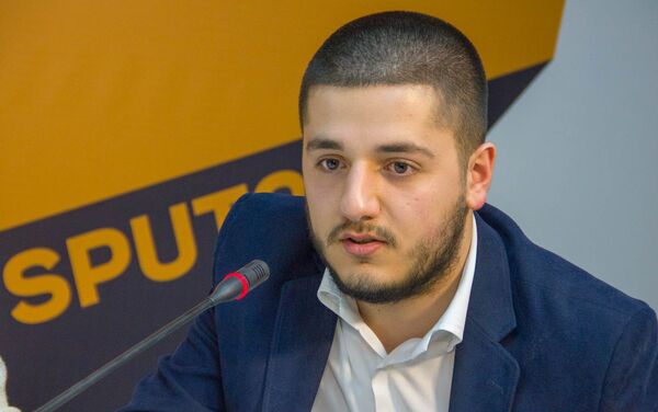 Студент Ереванской государственной консерватории имени Комитаса Эдмонд Оганесян Студент Ереванской государственной консерватории имени Комитаса Эдмонд Оганесян - Sputnik Армения