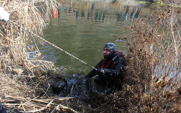 Сотрудники МЧС РА вынимают труп, найденный в Разданском ущелье - Sputnik Армения