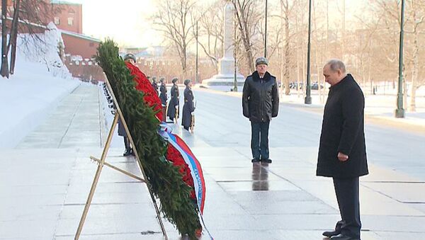 Путин возложил венок к Могиле Неизвестного солдата в День защитника Отечества - Sputnik Армения