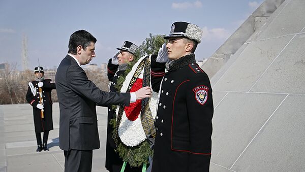 Министр Внутренных дел Грузии Гиорги Гахария в Мемориале Геноцида армян - Sputnik Армения