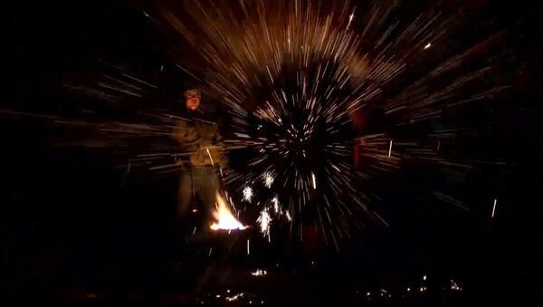 Огненное представление с расплавленным железом от китайских кузнецов - Sputnik Արմենիա