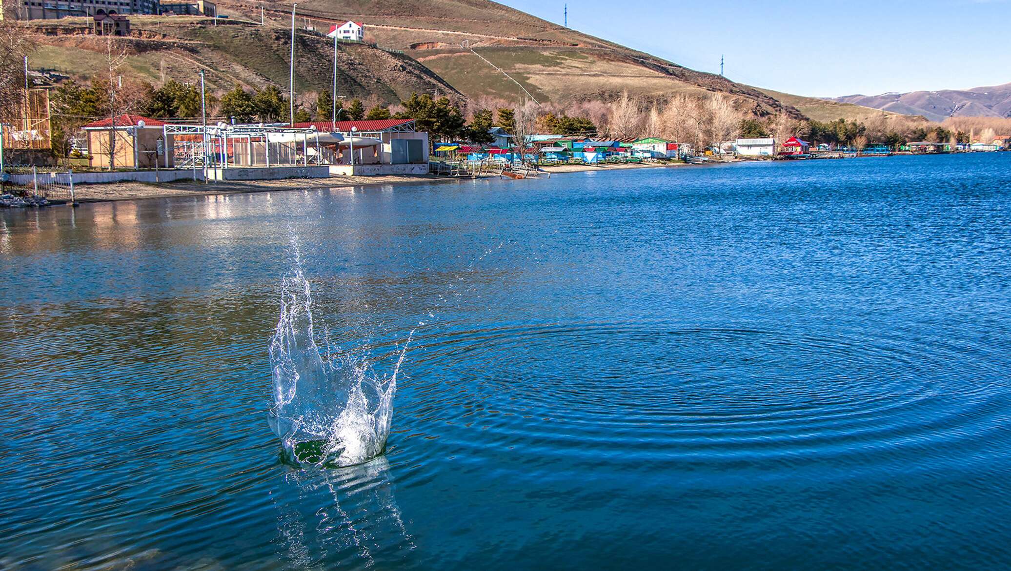 Температура озера севан. Озеро Севан. Озеро Севан вода. Оз Севан Армения. Озеро Sevan Армения летом.
