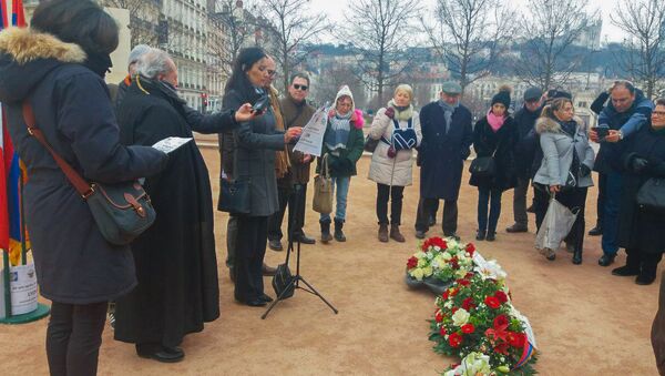 Армяне Лиона почтили память жертв сумгаитских погромов на главной площади города Понсэ (28 февраля 2018) Лион, Франция - Sputnik Արմենիա