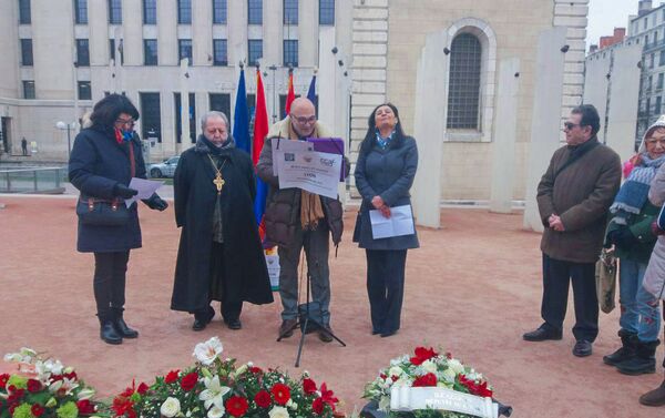 Ֆրանսիայի Լիոն քաղաքի գլխավոր հրապարակում` Պոնսեում, մոտ ի քանի տասնյակ հայ հարգանքի տուրք է մատուցել Սումգայիթի ջարդերի ժամանակ զոհվածների հիշատակին Ֆրանսիայի Լիոն քաղաքի գլխավոր հրապարակում` Պոնսեում, մոտ ի քանի տասնյակ հայ հարգանքի տուրք է մատուցել Սումգայիթի ջարդերի ժամանակ զոհվածների հիշատակին - Sputnik Արմենիա