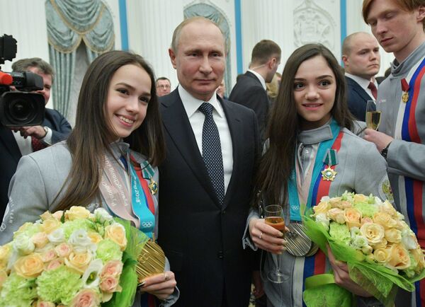 Президент РФ Владимир Путин, Алина Загитова (слева) и Евгения Медведева Президент РФ Владимир Путин, Алина Загитова (слева) и Евгения Медведева - Sputnik Армения