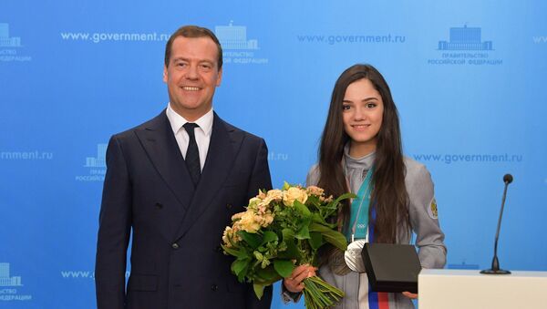 Церемония вручения премьер-министром РФ Д. Медведевым автомобилей победителям и призерам зимней Олимпиады -2018 в Пхенчхане - Sputnik Армения
