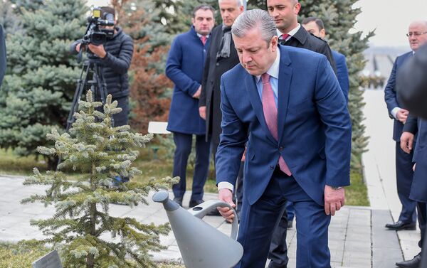 Премьер-министр Грузии Георгий Квирикашвили посетил Цицернакаберд - Sputnik Армения