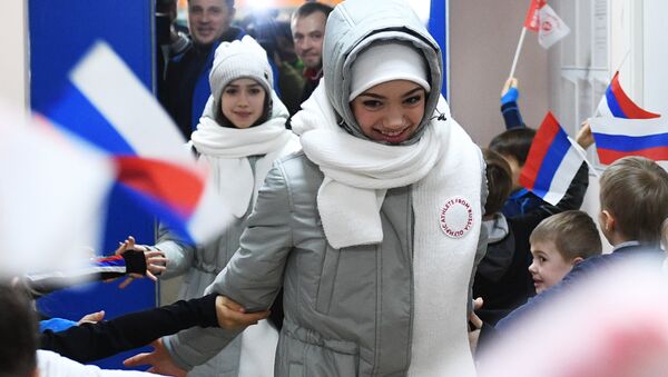 Фигуристки Евгения Медведева и Алина Загитова во время торжественных проводов на зимние Олимпийские игры 2018 - Sputnik Армения
