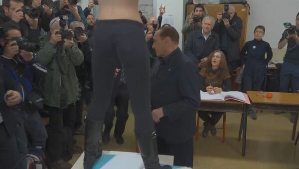 Активистка FEMEN атаковала Берлускони - Sputnik Армения