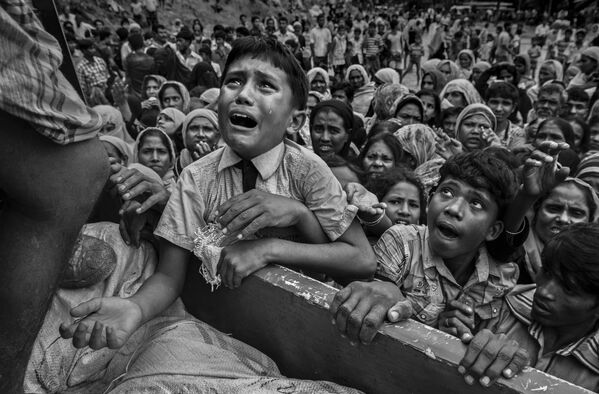 Снимок из серии Rohingya Refugees Flee Into Bangladesh to Escape Ethnic Cleansing канадского фотографа Kevin Frayer из категории Current Affairs & News (Professional), вошедший в шортлист фотоконкурса 2018 Sony World Photography Awards - Sputnik Армения