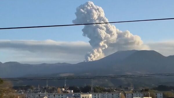 Вулкан в Японии выбросил столб пепла высотой свыше 2 километров - Sputnik Армения