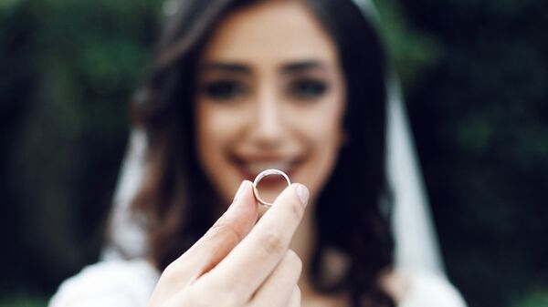 Невеста показывает обручальное кольцо - Sputnik Армения
