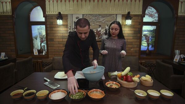 Հյուր շեֆ խոհարարին. ինչպես պատրաստել Հարբինյան աղցան և բանջարեղենը տապակել չինական ձևով - Sputnik Արմենիա