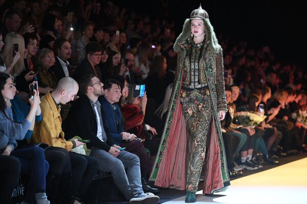 Модель демонстрирует одежду из коллекций, представленных Kazakhstan Fashion Week в рамках Mercedes-Benz Fashion Week Russia. Модель демонстрирует одежду из коллекций, представленных Kazakhstan Fashion Week в рамках Mercedes-Benz Fashion Week Russia. - Sputnik Армения