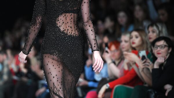 Модель демонстрирует одежду из новой коллекции дизайнера Динары Сатжан в рамках Mercedes-Benz Fashion Week Russia. День первый - Sputnik Արմենիա