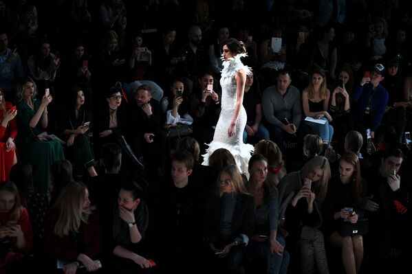 Модель демонстрирует одежду из новой коллекции дизайнера Динары Сатжан в рамках Mercedes-Benz Fashion Week Russia. - Sputnik Армения
