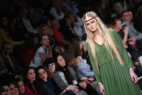 Модель демонстрирует одежду из новой коллекции DI SIITOVA в рамках Mercedes-Benz Fashion Week Russia. Модель демонстрирует одежду из новой коллекции DI SIITOVA в рамках Mercedes-Benz Fashion Week Russia. - Sputnik Армения