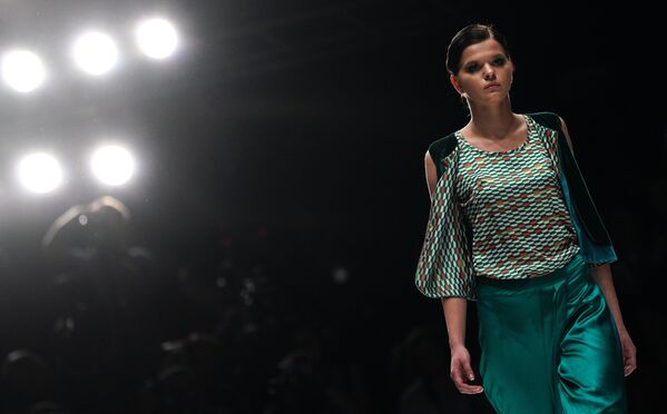 Модель демонстрирует одежду дизайнера EKTA во время показа коллекции одежды Africa Explosion - мода и дизайн Южной Африки в рамках Mercedes-Benz Fashion Week Russia - Sputnik Армения