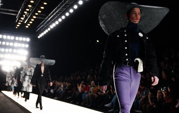Модель демонстрирует одежду дизайнера Rich Mnisi во время показа коллекции одежды Africa Explosion - мода и дизайн Южной Африки в рамках Mercedes-Benz Fashion Week Russia - Sputnik Армения