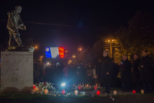 Երևանցիները մոմեր են վառել և «Մարսելյեզ» նվագել Ֆրանսիայի հրապարակում - Sputnik Արմենիա