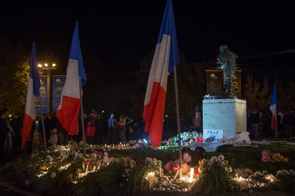 Сотни свеч зажглись на площади Франции в Ереване - Sputnik Армения