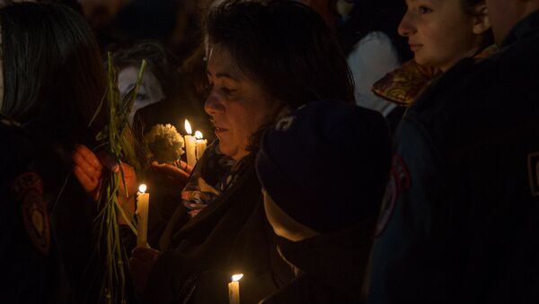 Ереванцы зажгли свечи и сыграли Марсельезу на площади Франции - Sputnik Армения