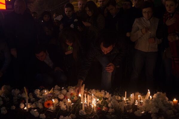 Ереванцы зажгли свечи и сыграли Марсельезу на площади Франции - Sputnik Армения