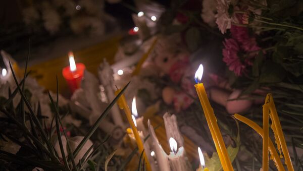 Ереванцы зажгли свечи и сыграли Марсельезу на площади Франции - Sputnik Արմենիա