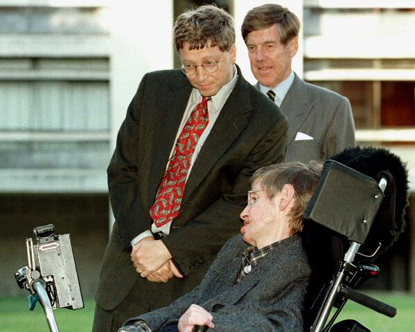 Президент Microsoft Билл Гейтс в сопровождении вице-ректора университета профессора Алека Броерса встречает профессора Стивена Хокинга (7 октября 1997). Кембриджский Университет, Великобритания - Sputnik Армения