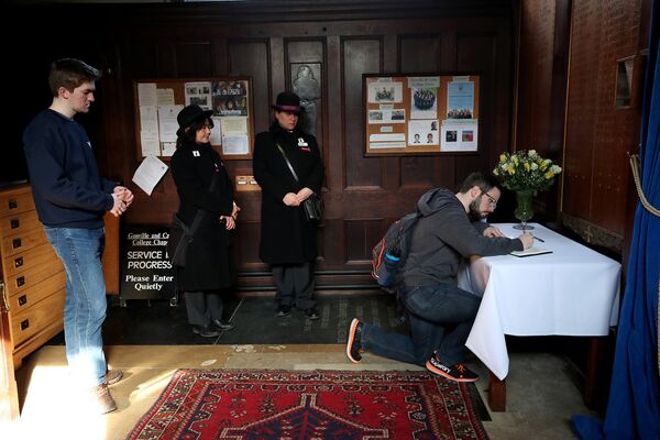 Люди стоят в очереди, чтобы подписать книгу соболезнований после смерти профессора Стивена Хокинга (14 марта, 2018). Кембридж, Великобритания - Sputnik Армения