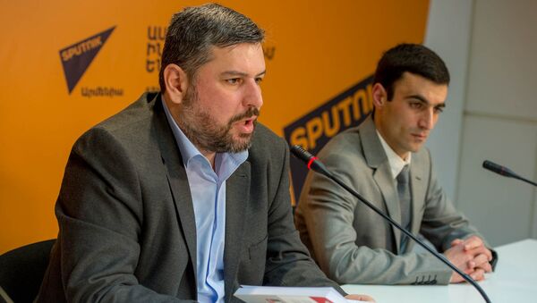 Координатор сайта военных новостей razm.info Карен Вртанесян и эксперт Тарон Оганесян - Sputnik Армения