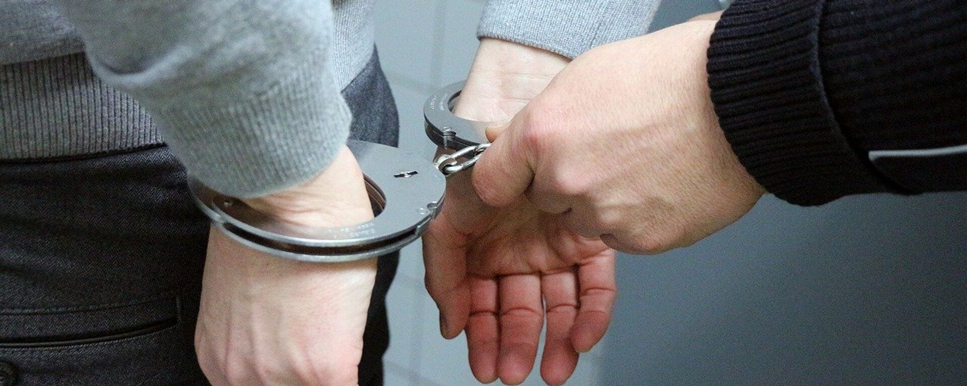 Полицейский застегивает наручники - Sputnik Армения, 1920, 16.02.2021