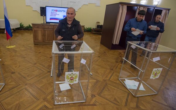 Первые избиратели на избирательном участке No8026, Ереван - Sputnik Армения