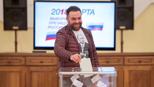 Избиратель на участке No8026, Ереван - Sputnik Армения