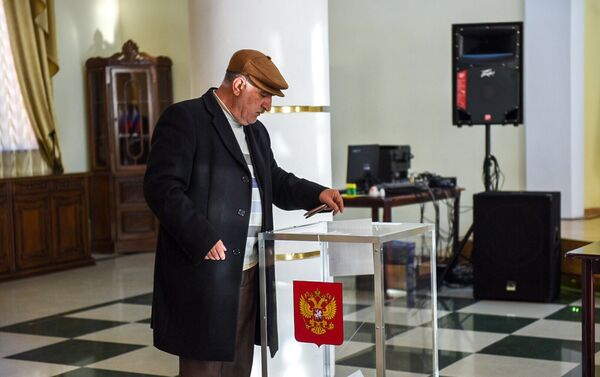 Первые избиратели на избирательном участке No8031, Гюмри - Sputnik Армения