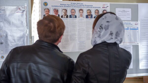 Избиратели последний раз изучают кандидатов в президенты России 2018 на избирательном участке No8031, Гюмри - Sputnik Արմենիա