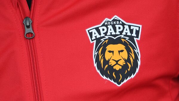 Эмблема футбольного клуба Арарат на футболке. - Sputnik Армения